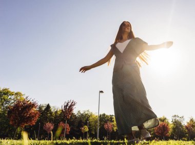 Kadın açık, neşeli ve mutlu hayat, yaz, özgürlük yaz zevk