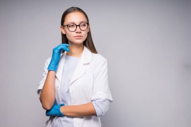 gözlük ve Beyaz önlük ve eldiven ciddi, izole seyir ile güzel kız