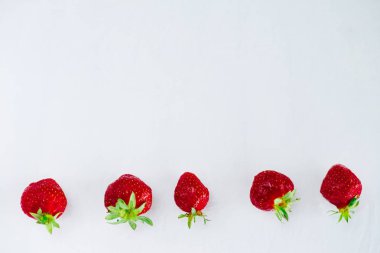 Taze çiğ sağlıklı beslenme çilek meyve plaka, izole beyaz, görünümü yukarıda, flatlay yakın-up, boşaltmak için metin, çerçeve