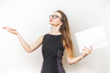 bir şık modern kız gözlük ve siyah bir elbise onun elinde hakkında bir şey düşünüyor kağıdın tutuyor