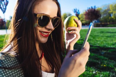 Kadın bir şeyler arıyorum cep telefonu, sağlıklı dişler gülümseme, diş