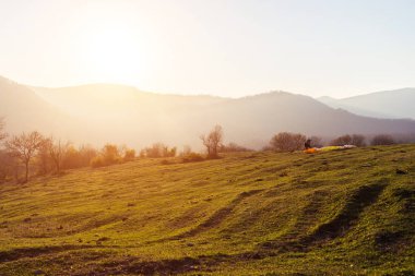 Dağlar, Yeşil çimenler zemin karşı şafakta güneş parlıyor