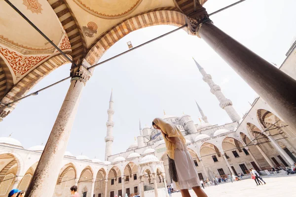 Bir eşarp genç bir Müslüman kadın Istanbul camiye gider. Yaz tatili, seyahat. İspanyol kız, İran, Suriye kadın