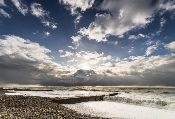 Hermosa vista de la naturaleza, naturaleza salvaje, cielo nublado, orilla del mar, olas —  Fotos de Stock