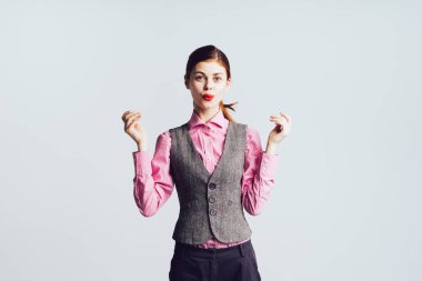 Parlak kırmızı dudaklar ile tatlı bir Bayan coquettishly fotoğraf makinesine benziyor. kız saçını uçtu. Beyaz arka plan üzerinde izole