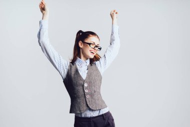 komik kız dans bir gömlek ile iki kuyruklu. kız ellerini kaldırdı ve izole tarafına görünüyor