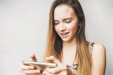 bağımlısı kadın manifatura içinde hareket eden telefon, selfie yapıyor