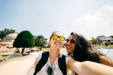 Güzel kız öğrenci tatile kendilerini bir fotoğraf olun. Selfie, güneş gözlüğü. Komik suratlar göster