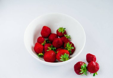 Taze çiğ sağlıklı beslenme çilek meyve plaka, izole beyaz, görünümü yukarıda, flatlay yakın-up, boşaltmak için metin, çerçeve