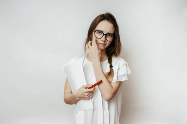 Ben gözlük ve beyaz bir T-shirt holding belgeleri ve bir kalem ile genç bir kızım