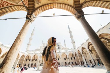 Bana tarzı fotoğraf Camii yakınına izleyin. Tatil Türkiye'de, Istanbul Sultanahmet Camii önünde onu izlemeye onu adam isteyen kadın.