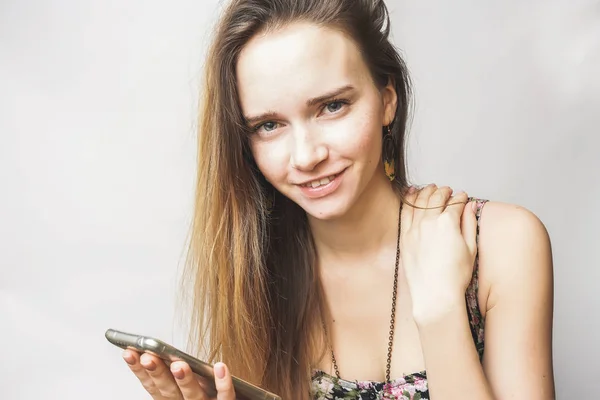 Carino estate felice giovane donna con smartphone sorridente — Foto Stock