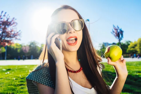 Emocionální žena s mobilním telefonem. Bělení zubů. Zubní péče. — Stock fotografie