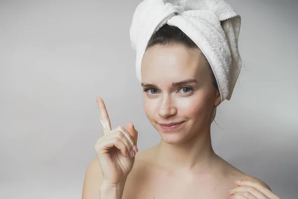 Beauty Woman face Retrato. Menina modelo bonita com Perfeito Fresh Clean Skin.towel na cabeça.Juventude e Cuidados com a pele Conceito . — Fotografia de Stock