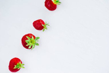 Taze çiğ sağlıklı beslenme çilek meyve plaka, izole beyaz, görünümü yukarıda, flatlay yakın-up, boşaltmak için metin, çerçeve