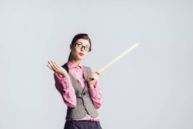 Kızıl saçlı kız kırmızı dudaklı ve gözlüklü bir cetvel onun elinde tutan ve izole şaşkınlık içinde onun elele