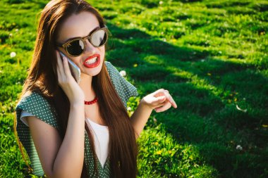 Kızgın duygusal üzgün yüz ifadesi kadın elinde smartphone ile