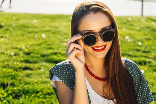 Portrét ženy šťastné módy v sluneční brýle. Usmívající se módní dívka v létě. — Stock fotografie