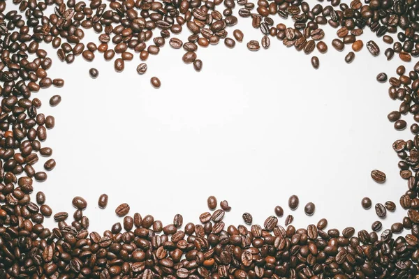 Ароматні кавові зерна на білому тлі. рамка коричневих бобів — стокове фото