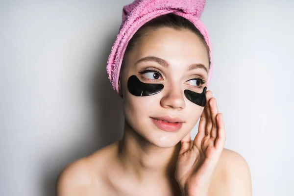 Κορίτσι μετά το ντους με μαύρα μπαλώματα στο πρόσωπό της. Καθαρισμός προσώπου, peeling, απομονωμένη — Φωτογραφία Αρχείου