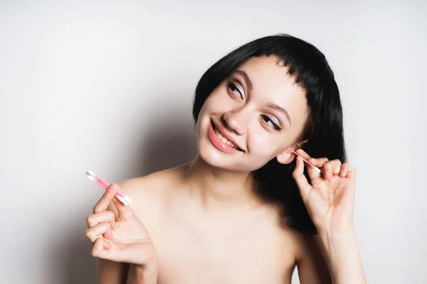 Boldog, fiatal lány rövid fekete haj kefék fogát, fülpiszkálót, nevet — Stock Fotó