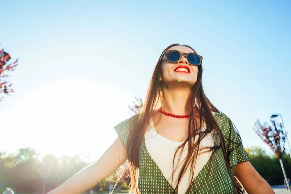 Gelukkig lachend glans jong meisje, vreugde, genieten van het leven, vrijheid zomer glans concept — Stockfoto