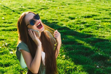 Sürpriz yüz kadın ile hareket eden, yeşil çim çevresinde söz