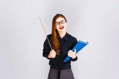 gözlük, kırmızı ruj ile şık Kızıl saçlı kızla mutlu bir klasör ve cetvel tutan eline, gülümseyen