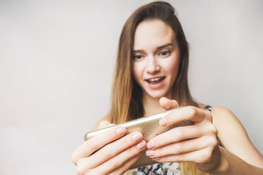 sanal gerçeklik kadın cep telefonunda oyun bağımlısı genç