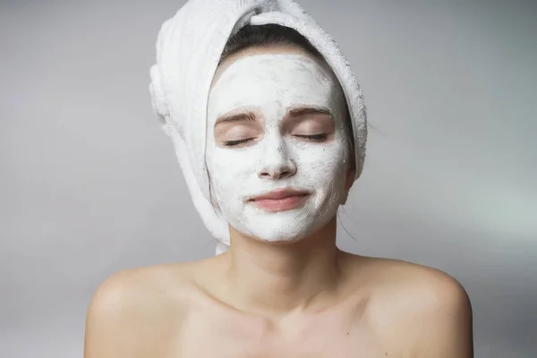 Mujer disfrutando de spa blanco mack, exfoliante en la cara.Piel limpia —  Fotos de Stock