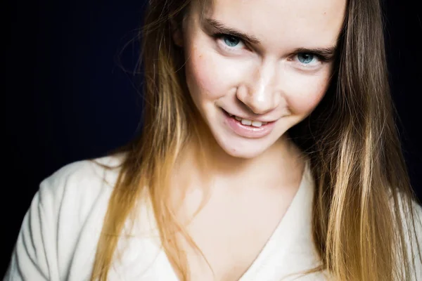 Młoda dziewczyna długowłosy z niebieskimi oczami, patrząc na kamery i uśmiechając się — Zdjęcie stockowe