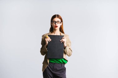 Belgeler klasörüyle gözlük, kırmızı ruj ile şık sürpriz kız tutar