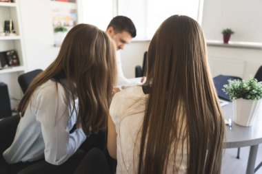 başarılı genç adam ve 2 kız ofiste bir proje üzerinde birlikte çalışma