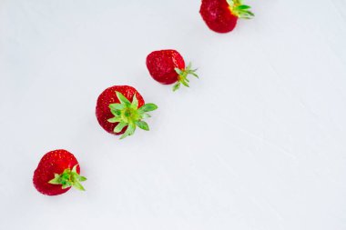 Taze çiğ sağlıklı beslenme çilek meyve plaka, izole beyaz, görünümü yukarıda, flatlay yakın-up, boşaltmak için metin, çerçeve