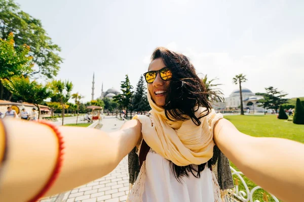 Estudiante sonriente haciendo selfie, en gafas de sol y bufanda —  Fotos de Stock