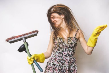 Mutlu bahar temizlikçi kadın, sarı lastik eldiven, bir paspas tutar.