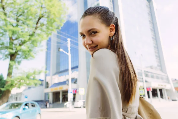 Sexy chica encantadora en vestido beige caminando por la ciudad, mirando a la cámara, posando — Foto de Stock