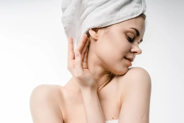 Bela jovem com pele limpa, com uma toalha branca na cabeça posando — Fotografia de Stock