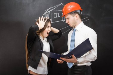 genç bir adam ve bir kız, kız çığlık atıyor, adam üzerinde koruyucu bir kask konuşmamız