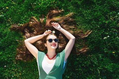 Helthy saç, diş, çimlerin üzerine genç kız gülümse, yukarıda, Parlatıcı kadın göster