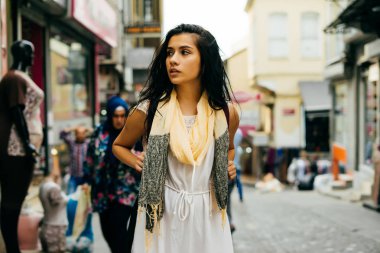 Türk kız Gezgin öğrenci içinde belgili tanımlık çarşı Istanbul'da