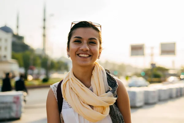 A smiling latin girl against the backdrop of a mosque in Istanbul — Stock Photo, Image