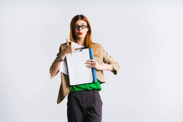 Stílusos vicces lány szemüveges, zöld kabát dokumentumokat, a hüvelykujj mutatja fel — Stock Fotó