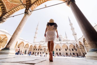 Bir eşarp genç bir Müslüman kadın Istanbul camiye gider. Yaz tatili, seyahat. İspanyol kız, İran, Suriye kadın