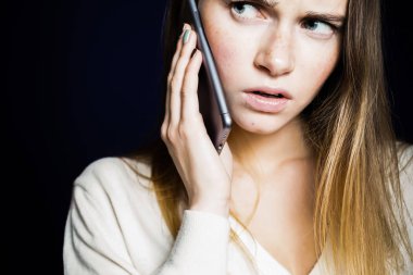 Evet beyaz bir bluz genç üzgün kız