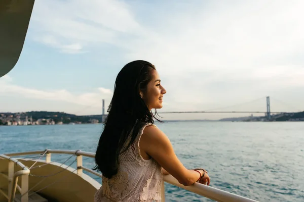 Cruise ship semester kvinna njuter balkong vid havet med vacker solnedgång på resor till sjöss. Avslappnad kvinna njuter balkong hytt. Latin, kaukasisk kvinna i klänning på lyxkryssare — Stockfoto