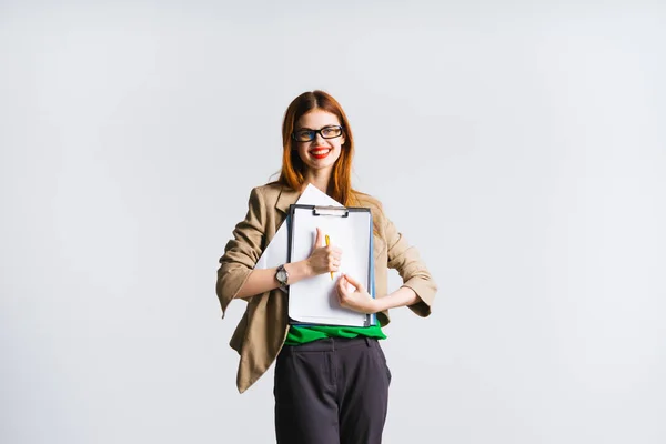 Stylisches, glückliches Mädchen in Brille mit rotem Lippenstift hält Dokumente lächelnd in den Händen — Stockfoto