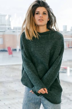 kalın sarı saçları ile şık güzel kız bir yere benziyor