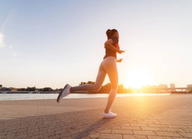 Gün batımında, gündoğumu zaman koşu genç kadın atlet