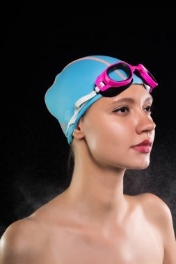 Kendine güvenen genç kız yüzücü iple Yüzme şapkalı